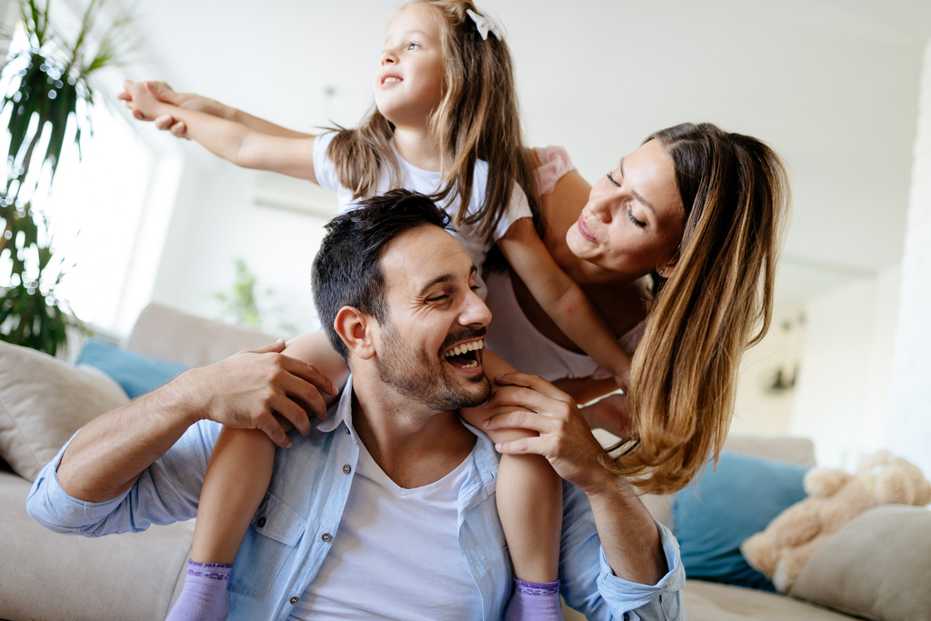 familia feliz con una base emocional sólida