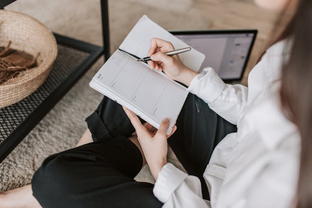 pexels-vlada-karpovich-4050300 escribir un diario como remedio para la ansiedad